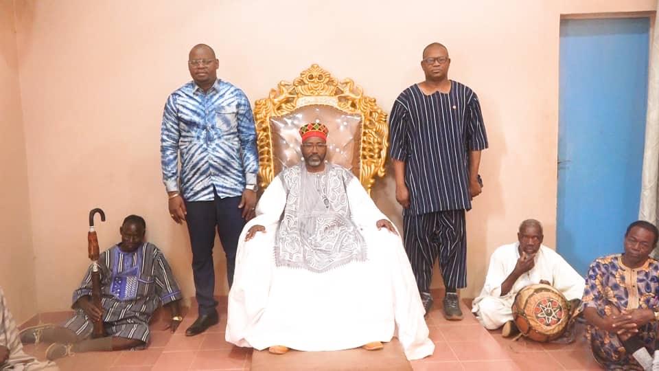 Justice endogène : le ministre de la Justice en visite chez le Dima de Boussouma Dans le cadre de la mise en œuvre de la loi « Faso Bu Kaoré », adoptée le 14 janvier 2026, le ministre de la Justice, Me Edasso Rodrigue Bayala - web actu Burkina