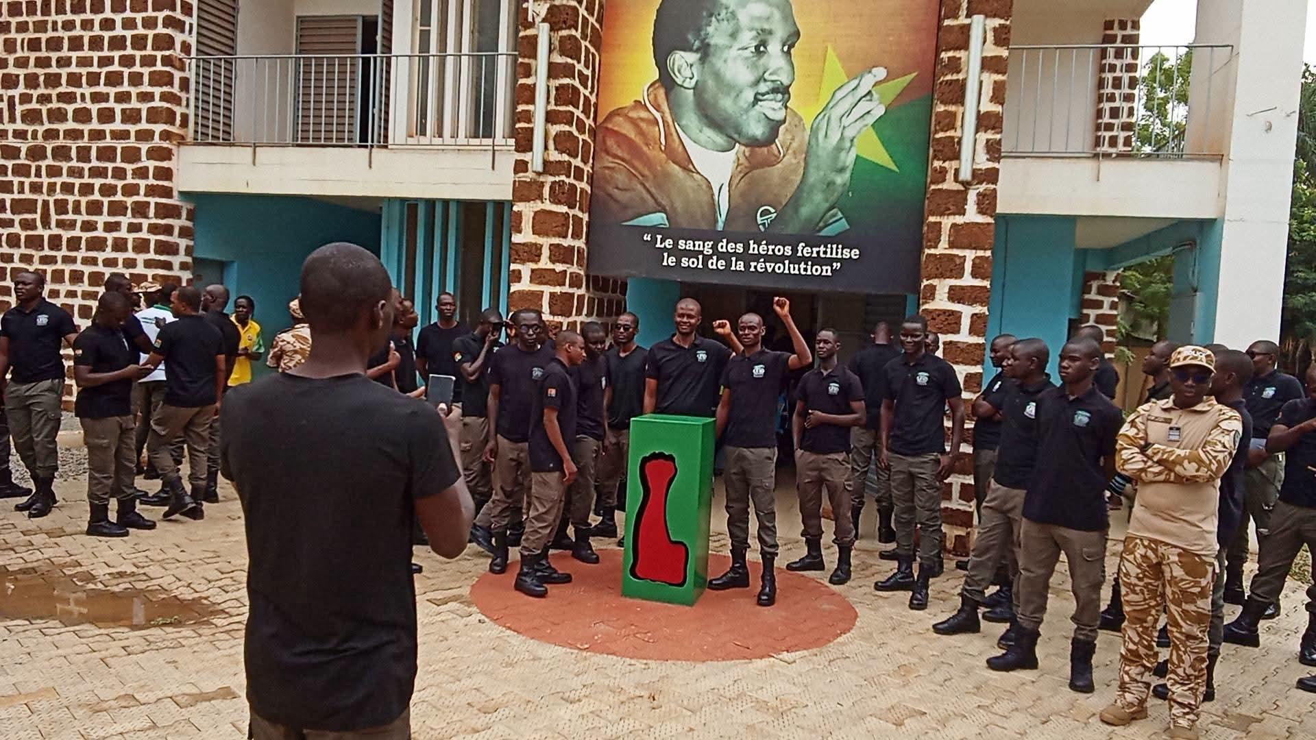 Académie de Police : les élèves renforcent leur engagement patriotique à travers une visite au Mémorial Thomas Sankara et à Fasomèbo