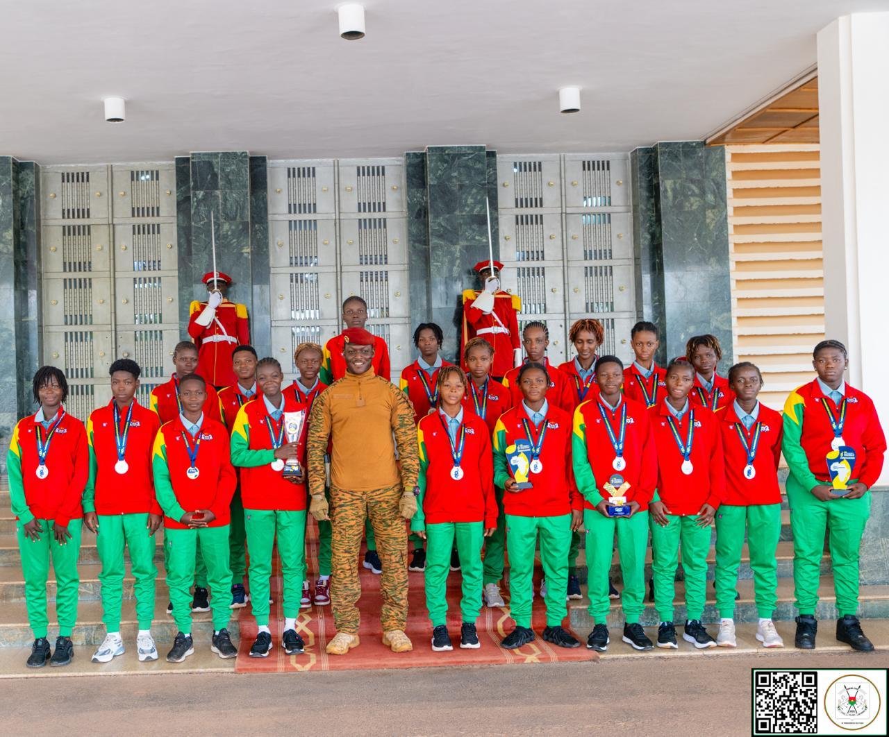 Le Capitaine Ibrahim TRAORÉ salue le patriotisme des Étalons U15 filles, médaillées d’argent à la Coupe d'Afrique scolaire